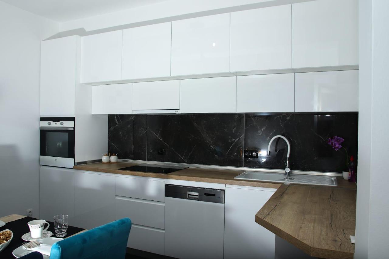 Apartman "Park" リヴノ エクステリア 写真