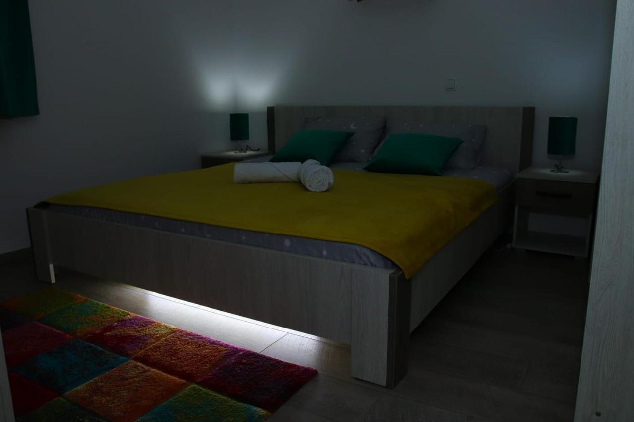 Apartman "Park" リヴノ エクステリア 写真